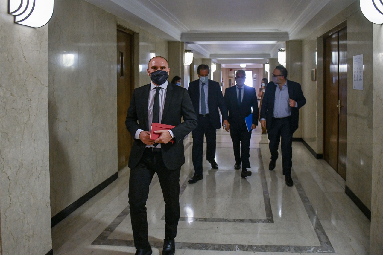 Guzmán marcha al encuentro en la terraza del Ministerio. Atrás lo siguen Kulfas, Pesce y Feletti